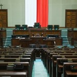 Najnowszy sondaż partyjny. Koalicja się sypie, PiS wraca do władzy