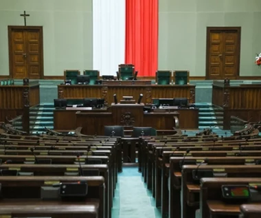 Najnowszy sondaż partyjny. Koalicja się sypie, PiS wraca do władzy