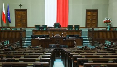 Najnowszy sondaż partyjny. Koalicja się sypie, PiS wraca do władzy