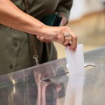 Najnowszy sondaż partyjny. Remis na I miejscu i tylko 4 partie w Sejmie