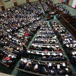 Najnowszy sondaż. Spadek poparcia dla PiS i KO, 1 proc. PSL