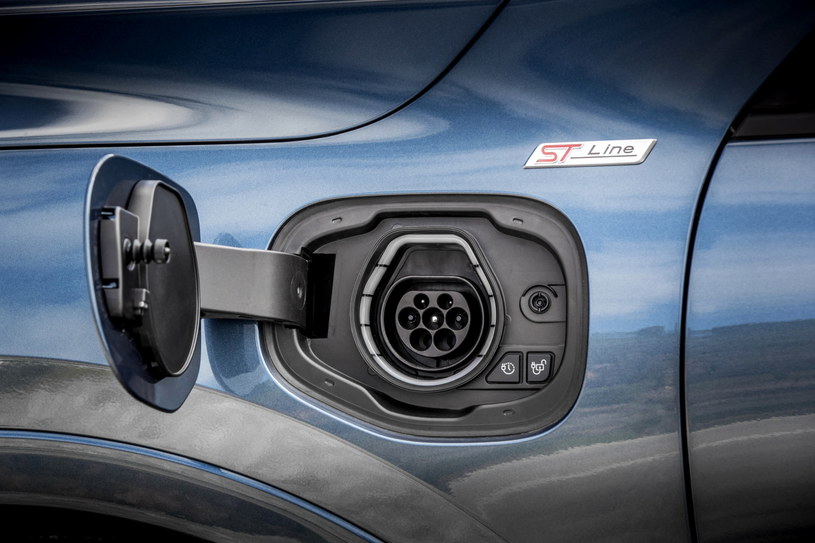 Najnowszy SUV Forda dostępny jest m.in. jako hybryda typu Plug-In /materiały prasowe