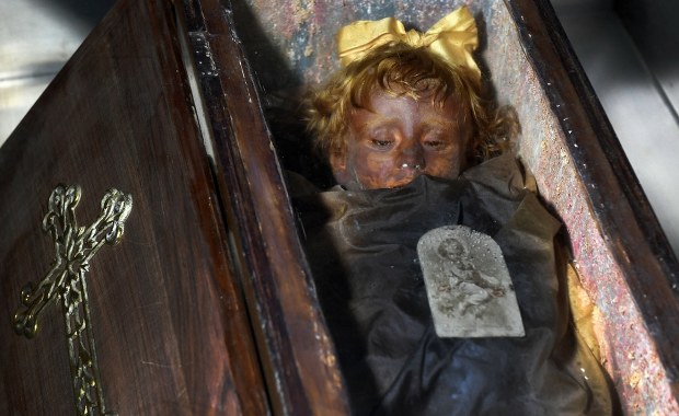 "Najpiękniejsza mumia" świata. Poznaj wzruszającą historię "śpiącej królewny" z Palermo