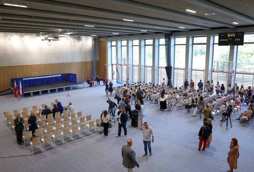 "Najpiękniejsza szkoła w Warszawie" już działa. W ofercie "zielona klasa" i boisko na dachu 