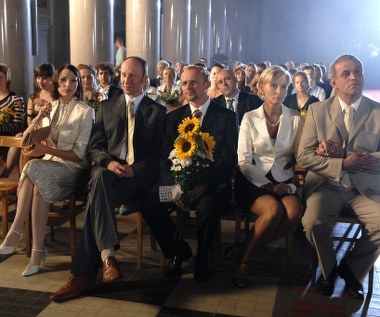 Najpierw był teatr. Andrzej Saramonowicz napisał "Testosteron" dla warszawskiego Teatru Montownia. Prapremiera sztuki w reżyserii Agnieszki Glińskiej odbyła się w czerwcu 2002 roku w obsadzie: Rafał Rutkowski (Kornel), Krzysztof Stelmaszyk (Stavros), Adam Krawczuk (Janis), Maciej Wierzbicki (Robal), Robert Więckiewicz (Tytus), Marcin Perchuć (Tretyn), Tomasz Karolak (Fistach). 

Spektakl grany był nieprzerwanie przy pełnej widowni. W Warszawie miał ponad 300 przedstawień i 100 tys. widzów. Rekordy popularności bił także w innych miastach: Krakowie, Łodzi, Jeleniej Górze i Bielsku-Białej i w Nitrze na Słowacji.