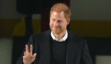 Najpierw Elżbieta II, a teraz książę Harry. Ta historia naprawdę się powtórzyła. To nie były plotki