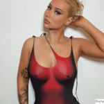 Najpierw Kylie Jenner, teraz Iggy Azalea "pokazuje biust". Nowy trend?