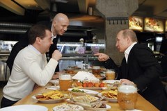 Najpierw pochód, potem piwo - Miedwiediew i Putin świętowali 1 maja
