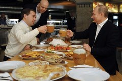 Najpierw pochód, potem piwo - Miedwiediew i Putin świętowali 1 maja