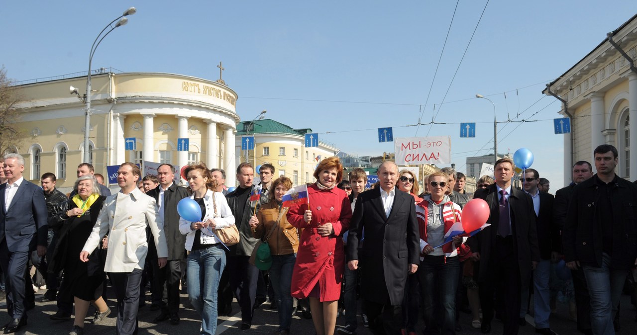 Najpierw pochód, potem piwo - Miedwiediew i Putin świętowali 1 maja