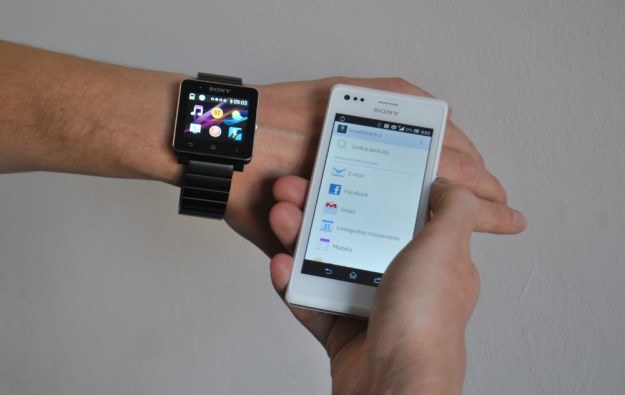 Najpierw potrzebujemy pobrać dwie aplikacje z Google Play. Potem możemy synchronizować zegarek z telefonem. Aplikacje - w większości - obsługujemy z poziomu smartfona (na zdjęciu - Xperia M) /INTERIA.PL