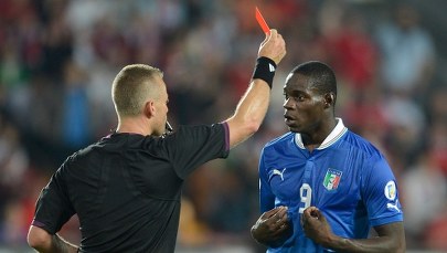 Najpierw skopał ścianę, teraz składa samokrytykę 