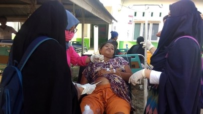 Najpierw trzęsienie ziemi, potem tsunami. Fale zmywają domy z lokatorami