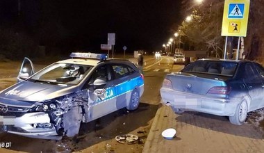 Najpierw wjechał w radiowóz, potem potrącił policjanta