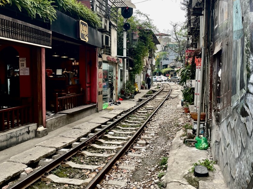 Najpopularniejsza instagramowa atrakcja Hanoi - ciasna uliczka z torami kolejowymi, po których regularnie jeździ pociąg /Agnieszka Maciaszek /Archiwum autora