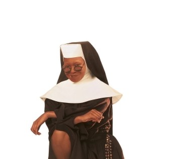 Najpopularniejszą kreacją w filmografii Goldberg pozostaje jednak z pewnością "Zakonnica w przebraniu" (1992).

W komedii Emile Ardolino wcieliła się w piosenkarkę z nocnego klubu, która staje się świadkiem morderstwa popełnionego przez jej przyjaciela - gangstera. Kobieta ucieka i chroni się w klasztorze, gdzie organizuje chór zakonnic.  

Rok później za rolę w sequelu Goldberg otrzymała około 10 milionów dolarów, co uczyniło z niej najlepiej zarabiającą aktorkę tamtych czasów.

W 2009 roku na londyńskiej scenie zadebiutował "Sister Act: The Musical". Whoopi Goldberg, która była producentką spektaklu, zagrała też rolę rolę matki przełożonej. 
