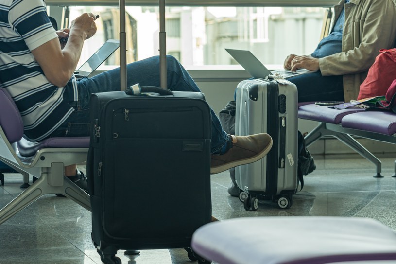 Najpopularniejsze linie lotnicze zmieniają regulaminy, zakazując pasażerom wnoszenia na pokład smart bagów /123RF/PICSEL