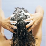 Najpopularniejsze metody mycia włosów. Zadbaj o świadomą pielęgnację