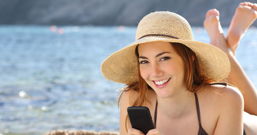 Najpoważniejszym zagrożeniem, jakie wiąże się z zabieraniem na wakacje służbowego smartfona, to ryzyko jego utraty /123RF/PICSEL
