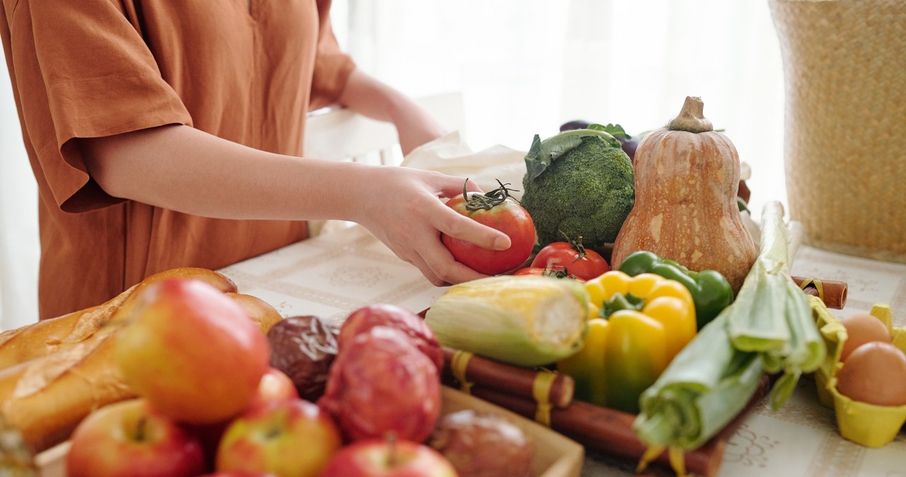 A maneira mais fácil é usar o método do prato de alimentação saudável todos os dias. Os princípios básicos deste método concentram-se em aumentar a ingestão de vegetais, grãos integrais e uma variedade de fontes de proteína, tudo nas proporções certas.