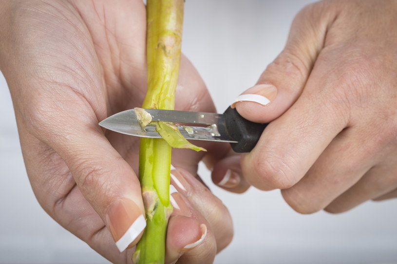 Najprostsza i zdrowa przekąska - świeże szparagi ugotowane na parze z masłem i bułką tartą /123RF/PICSEL
