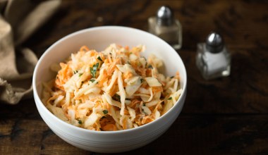 Najprostszy dodatek do obiadu, smakuje wybitnie. Mój ulubiony przepis na colesław