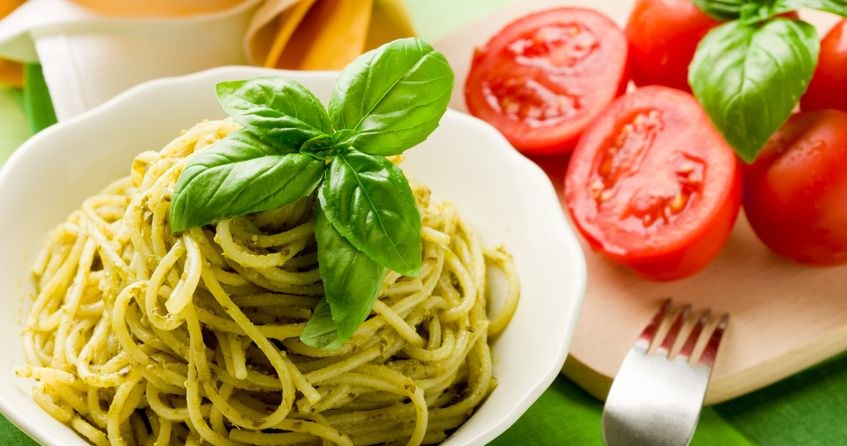 Najprostszy sposób na makaron to spaghetti z sosem pesto /123RF/PICSEL