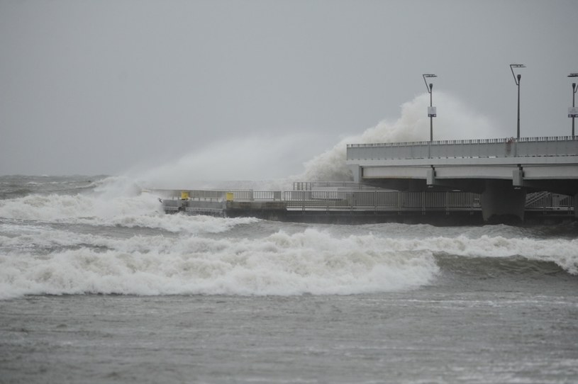 Najsilniejsze podmuchy wiatru w Polsce podczas przejścia orkanu panują na wybrzeżu Morza Bałtyckiego /DOMIN/AGENCJA SE/ /East News