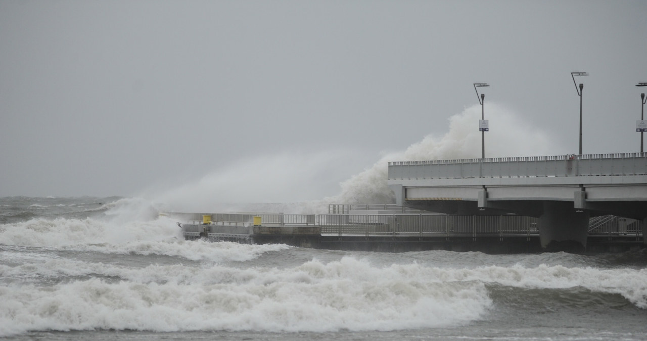 Najsilniejsze podmuchy wiatru w Polsce podczas przejścia orkanu panują na wybrzeżu Morza Bałtyckiego /DOMIN/AGENCJA SE/ /East News