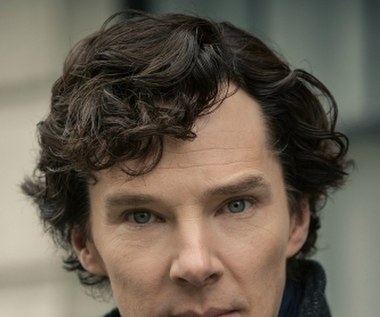 Najsłynniejszą kreacją w dorobku Cumberbatcha jest Sherlock Holmes, główny bohater serialu BBC zatytułowanego po prostu "Sherlock": współczesna wersja legendarnego detektywa; znudzony, obdarzony ponadprzeciętną inteligencją socjopata, emocjonalny ignorant recytujący słynne "holmesowskie" dedukcje z prędkością statku kosmicznego.