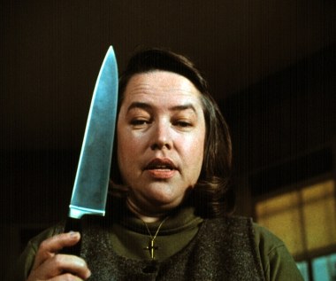 Najsłynniejszą kreacją w filmografii Bates pozostaje główna rola horrorze "Misery" - ekranizacji powieści Stephena Kinga. 

Aktorka wcieliła się w postać fanatycznej miłośniczki prozy cenionego pisarza (Paul Sheldon), który nagle orientuje się, że w efekcie wypadku samochodowego obudził się nie w szpitalu, tylko w domu swej psychofanki.
 