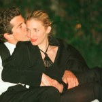 moda na lata 90 Najsłynniejsza minimalistka lat 90., znów jest na ustach wszystkich. Styl Carolyn Bessette-Kennedy inspiruje miliony kobiet