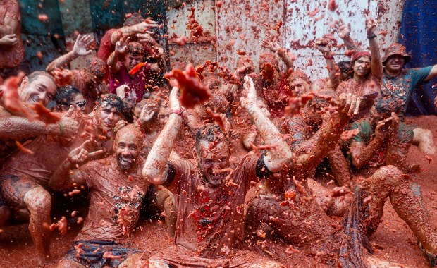 Najsłynniejsza na świecie wojna na pomidory. Tomatina zgromadziła ponad 20 tys. osób