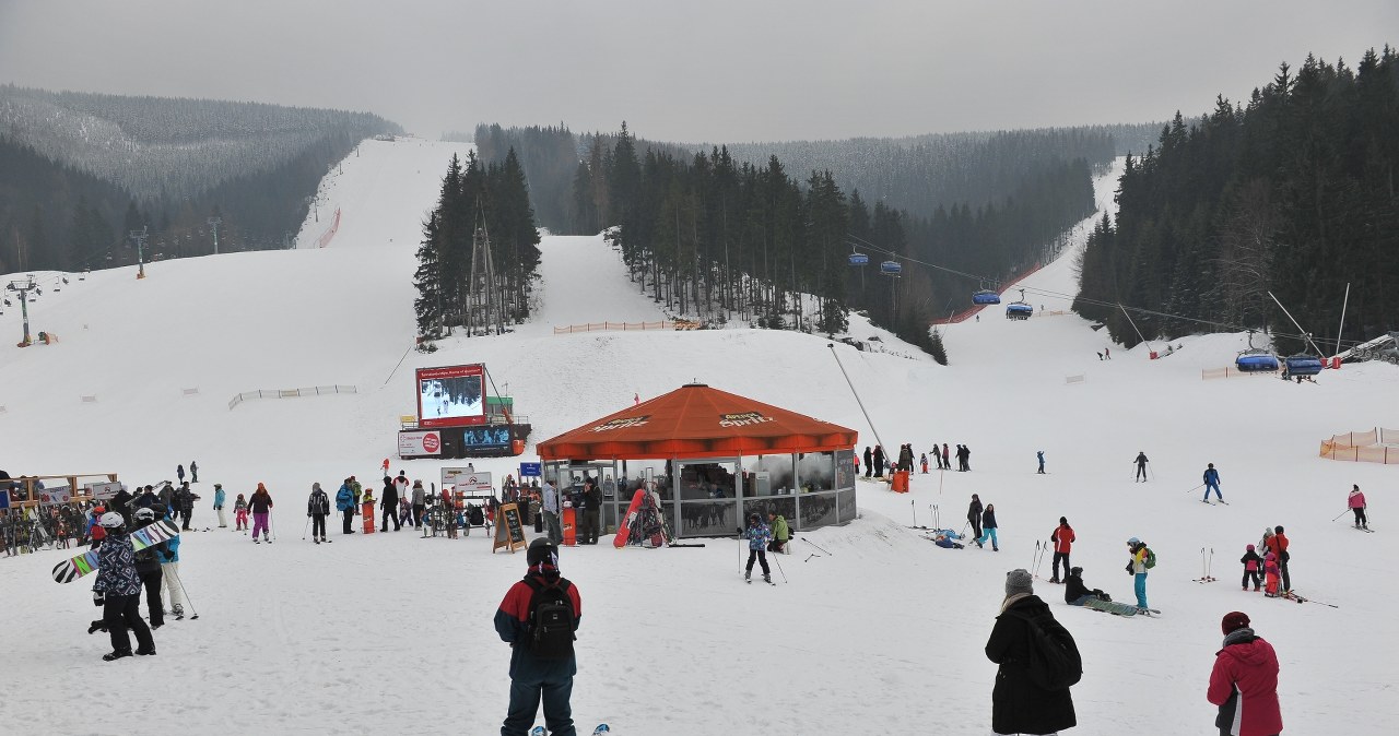Najsłynniejszy ośrodek narciarski w Czechach leży niedaleko polskiej granicy. Dojazd jest stosunkowo łatwy i szybki