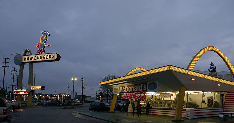 Najstarsza działająca restauracja sieci McDonald's została otwarta w 1953 roku (Downey, Kalifornia) /Wikimedia Commons /materiały prasowe