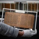 Najstarsza księga świata w nowych rękach. Zabytek starszy niż Polska kosztował fortunę