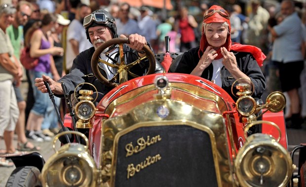 Najstarsza "stacja benzynowa" na świecie była… apteką. Kobieta pierwszym klientem