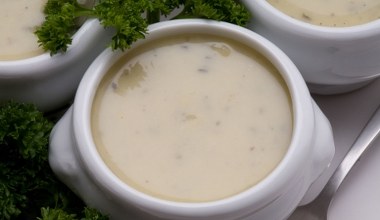 Najstarsze gospodynie w Bieszczadach pamiętają przepis na tę zupę. Główne składniki to biały ser i aromatyczna zielenina