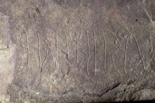 Najstarszy na świecie kamień runiczny znaleziono w Norwegii /Javad Parsa /PAP/EPA