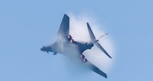 Najszybszy bombowiec świata, nazywany niszczycielem okrętów, wylądował w Wielkiej Brytanii