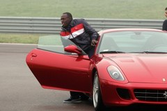 Najszybszy człowiek świata za sterami Ferrari 