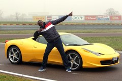 Najszybszy człowiek świata za sterami Ferrari 