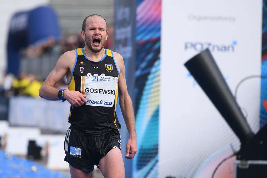 Najszybszy Polak, Krzysztof Gosiewski na mecie 21. Poznań Maratonu /	Jakub Kaczmarczyk   /PAP