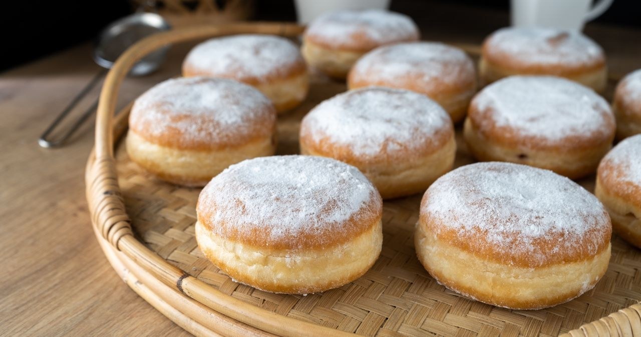 Najtańsze pączki w Polsce! Sprawdź, gdzie kupisz je za najniższą cenę w Tłusty Czwartek! /adobestock /INTERIA.PL