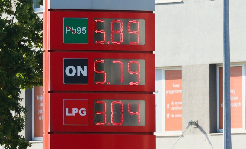 Najtańsze paliwo jest na stacjach przymarketowych. Ceny nie powinny się na razie zmieniać /Paweł Wodnicki /East News