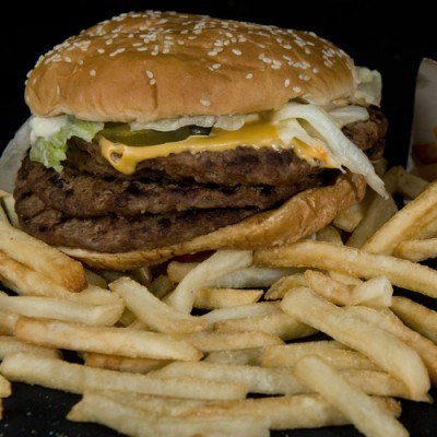 Najtańszego hamburgera w Europie wg rankingu można zjeść w Warszawie. /AFP