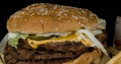 Najtańszego hamburgera w Europie wg rankingu można zjeść w Warszawie. /AFP
