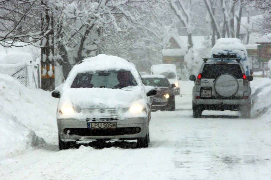 Najtrudniejsze warunki panują na górskich odcinkach dróg /Grzegorz Momot /PAP