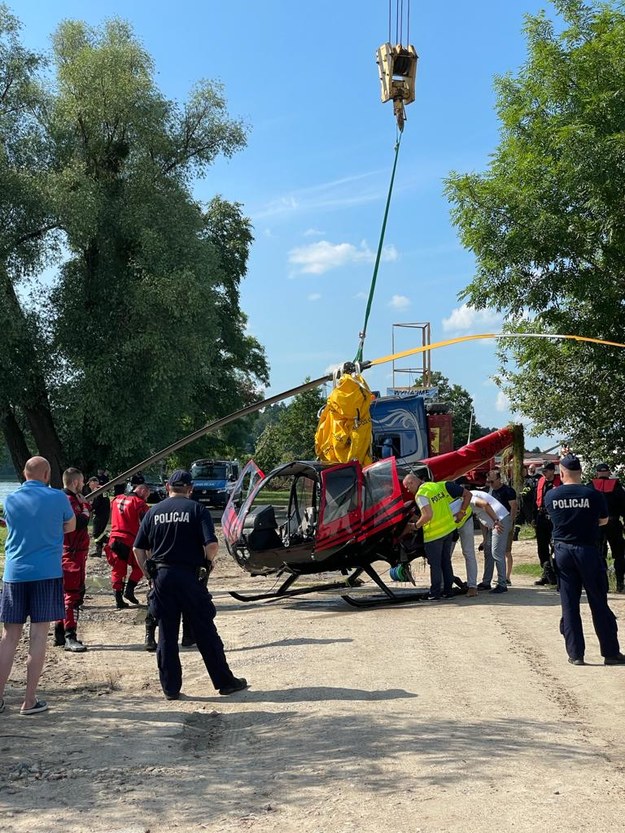 Najtrudniejszym momentem, jak przyznały służby, było podniesienie maszyny z dna /Gorąca Linia RMF FM