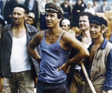 Najważniejszą kreacją w kinowej karierze Jerzego Radziwiłowicza pozostaje podwójna rola w filmie Andrzeja Wajdy "Człowiek z marmuru". Młody aktor krakowskiego Starego Teatru zagrał tu zarówno robotnika Mateusza Birkuta, jak i jego syna - Maćka Tomczyka.

Radziwiłowicz nie brał udziału w castingu do tego filmu. "Wajda po prostu zaproponował, żebym to ja zagrał" - opowiadał aktor w wywiadzie-rzece "Wszystko jest lekko dziwne". 

"Było poczucie, że to jest dla Andrzeja film niezwykle istotny. Ja tego poczucia zacząłem nabierać w trakcie filmu. (...) Od początku wiedziałem, jak ważną rzecz robimy" - aktor wspominał w rozmowie z Łukaszem Maciejewskim. 
